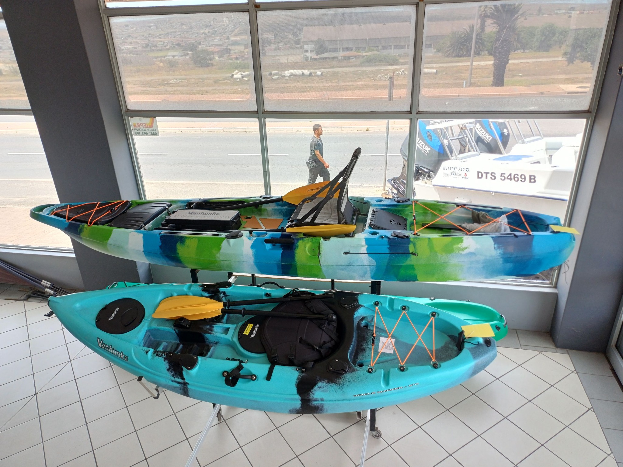 KAYAKS - Image 3