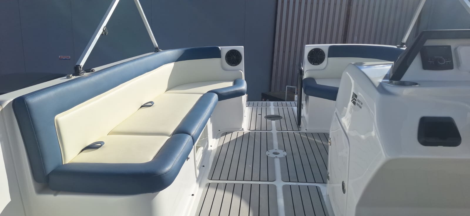 6250 SPITFIRE PONTOON + DF140BTL SUZUKI 4 STROKE STEALTH - Image 4